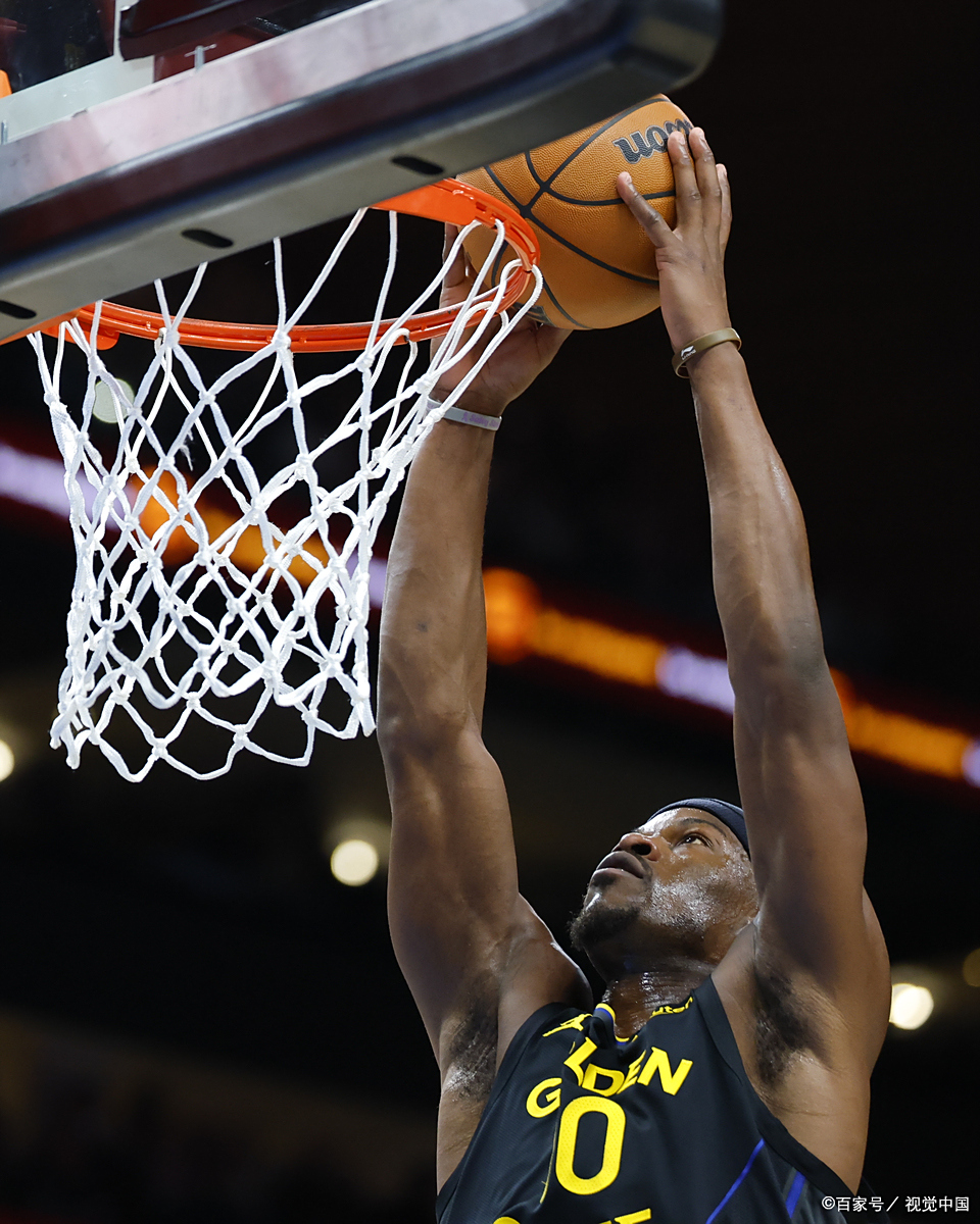 掘金绝杀火箭,萨姆·米切尔三分雨点燃全场 掘金绝杀火箭,萨姆·米切尔三分雨点燃全场