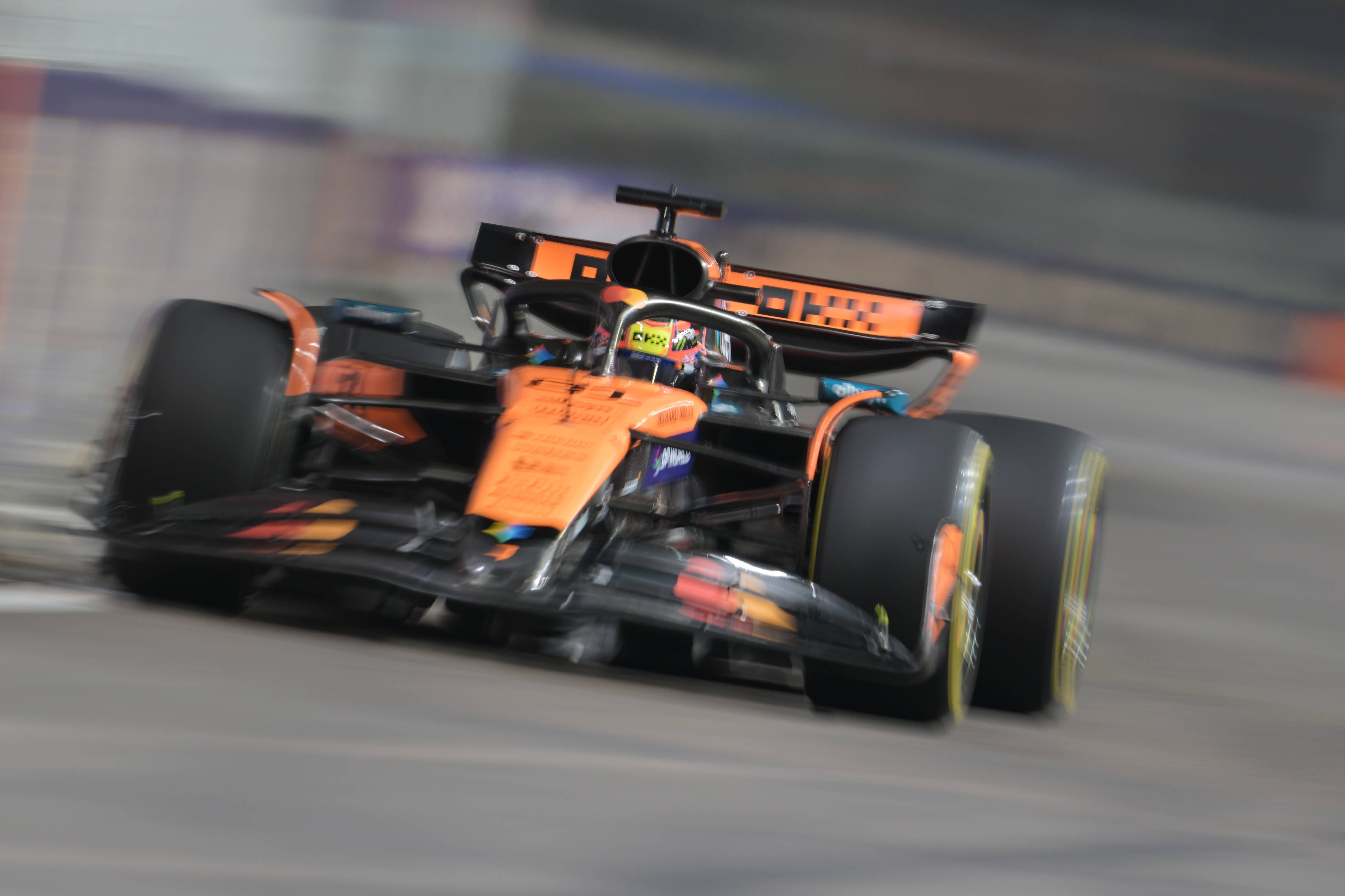 红牛车队翻盘迈凯伦，皮亚斯特里扛起全队