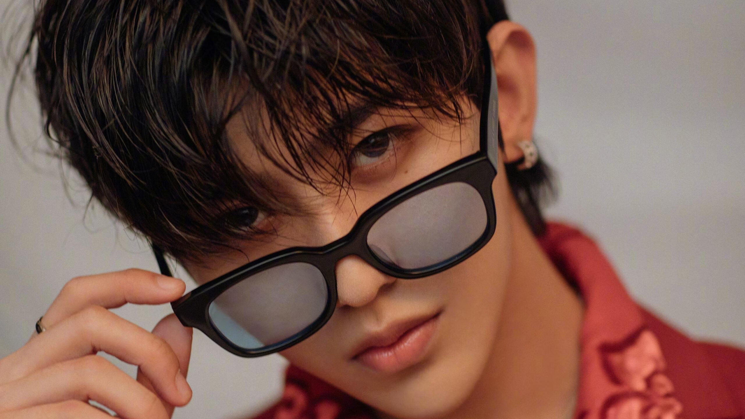 猛禽俯冲，赤色闪电贯穿灰熊的哀鸣